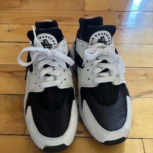 Black and white Nike Huaraches women’s size 7.5